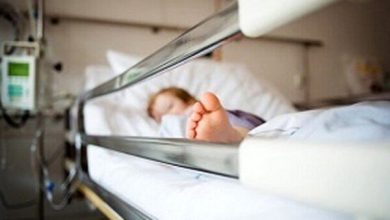 عکس از جان باختن نوزاد ۱۳ ماهه با قصور پزشکی در بیمارستان معروف تهران | پسرم کبود شده بود اما دکتر گفت مزاحم نشو دارم مریض ویزیت می‌کنم